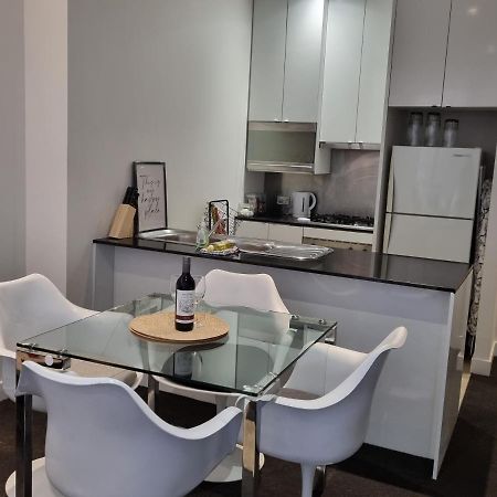 Collins Central 2-Bd Apartment With Pre-Reserve Parking เมลเบิร์น ภายนอก รูปภาพ