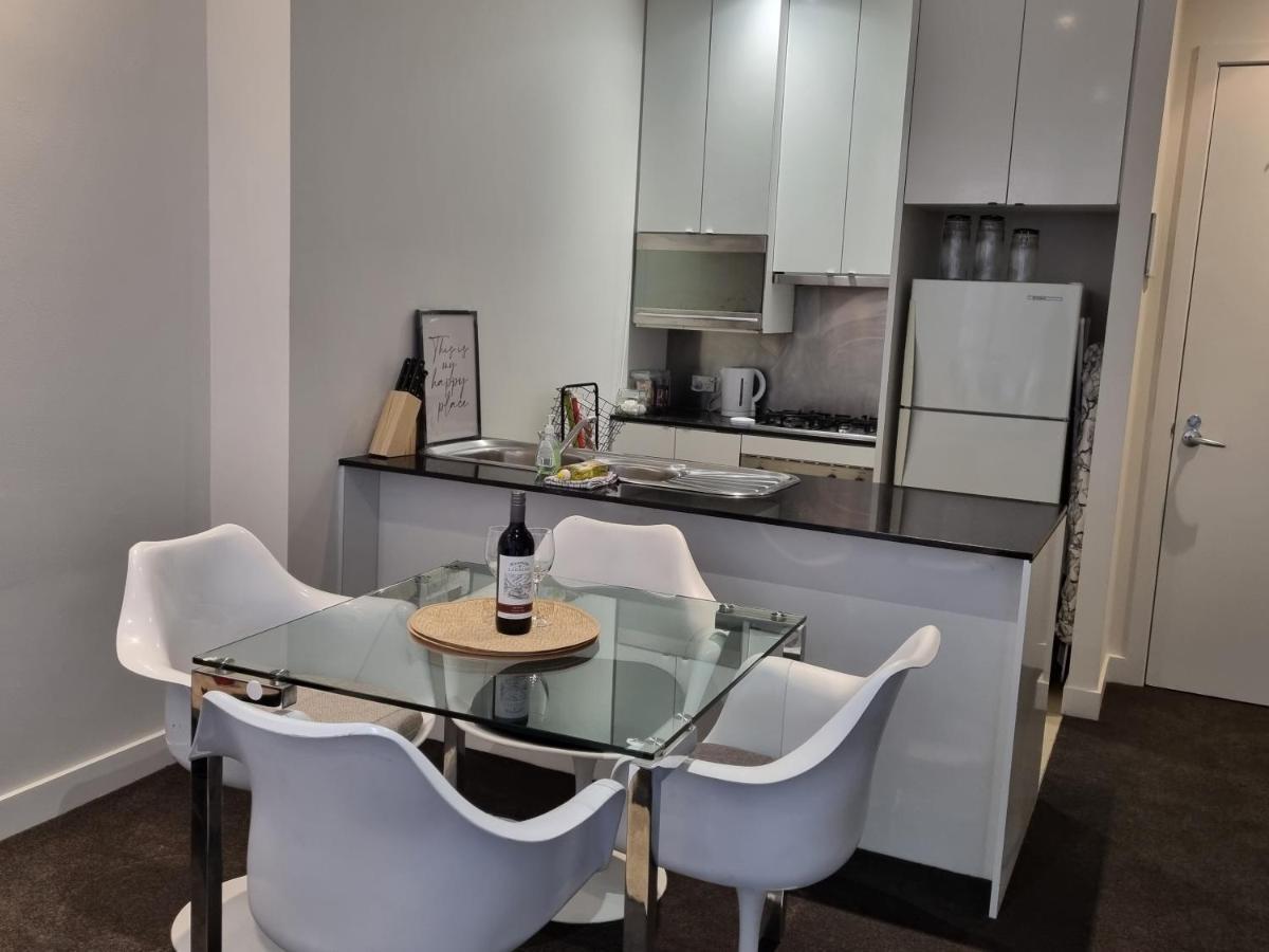 Collins Central 2-Bd Apartment With Pre-Reserve Parking เมลเบิร์น ภายนอก รูปภาพ
